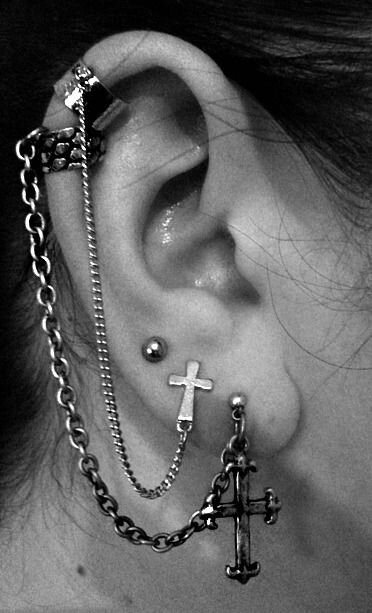 Украшения в стиле гранж могут смотреть нелепо на женщинах, желающих подчеркнуть свой статус.