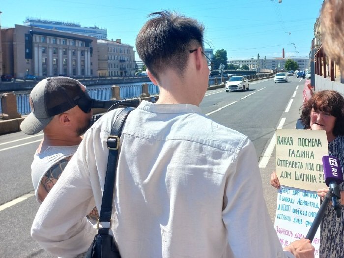 Общение пикетчиков с журналистами у дома Шагина. Источник: ТГ-канал "Живой город"