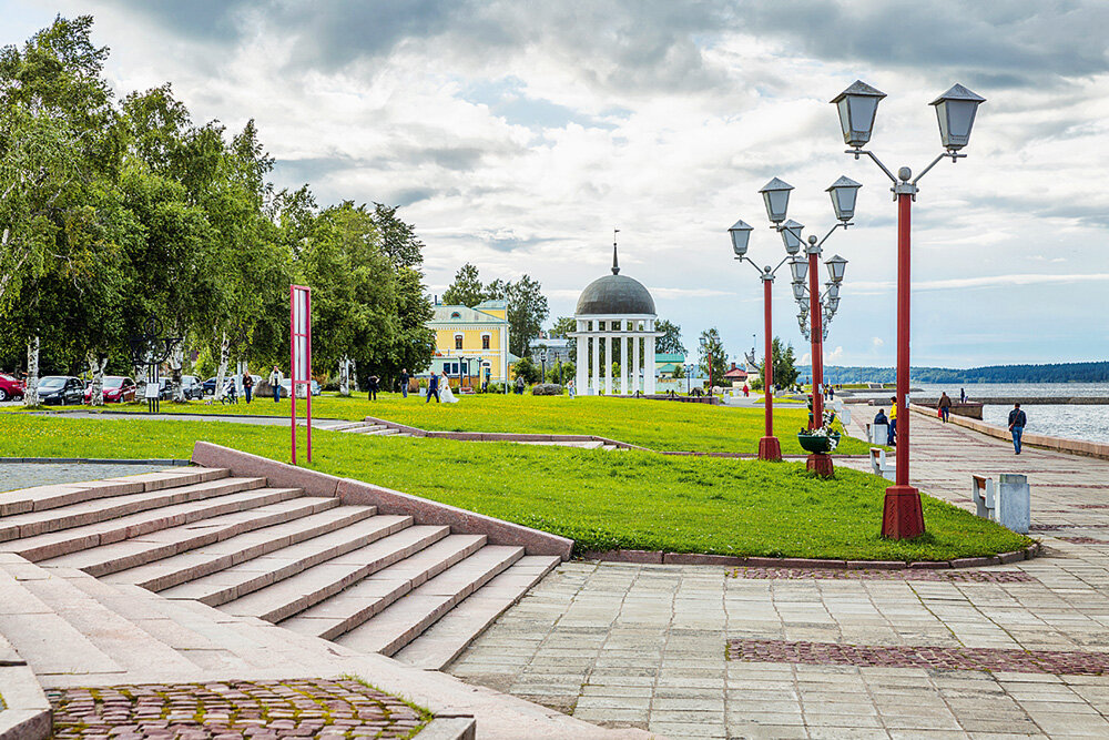 Вояж петрозаводск. Туристы на набережной Петрозаводска.