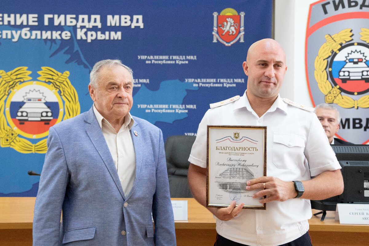 Е. Фикс вручает награды сотрудникам ГИБДД