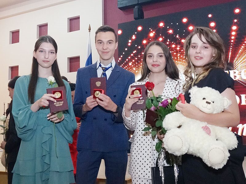 Мадина Хутинаева (шк.№38), Максим Арзуманянц (шк. №38), Аделина Умурзакова (шк. №44), Карина Крот (шк. №44, из Донецкой Республики)