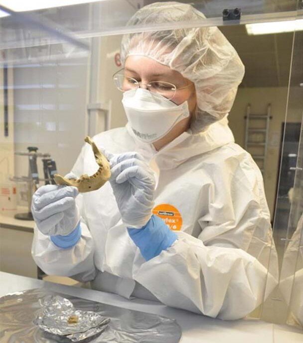 Верена Шунеманн из лаборатории палеогенетики Тюбингенского университета.