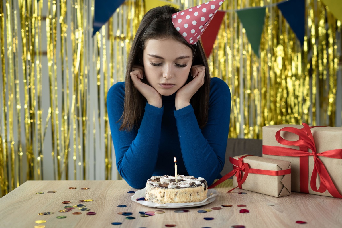     Семья пошутила над девочкой в день рождения, оставив её в слезах