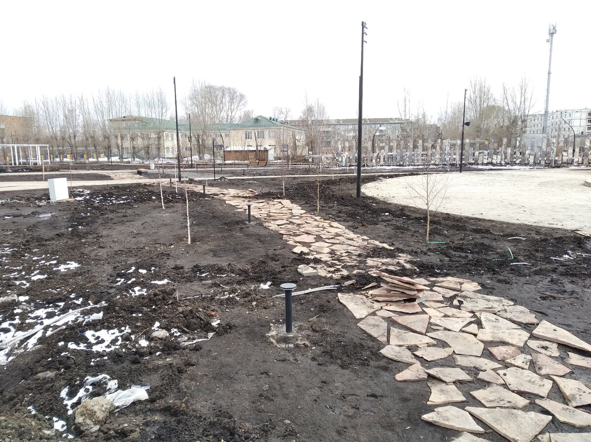 Недоделанные экотропы в сквере им. М. Ладыниной