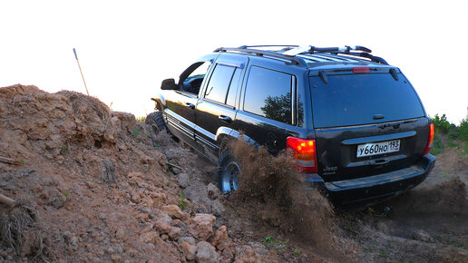 JEEP Grand Cherokee упал на бок, но смог выехать