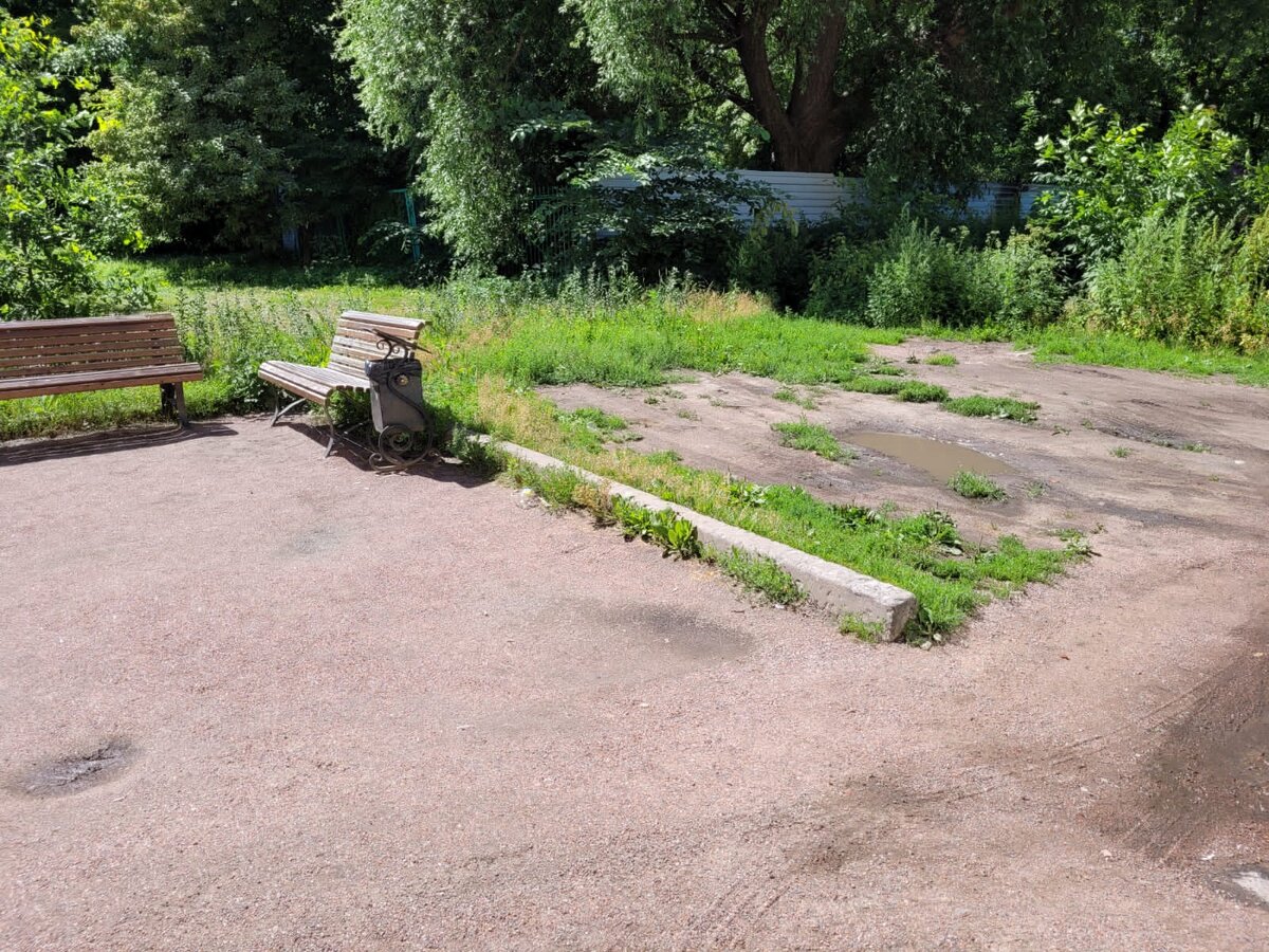 Место за скамейками, это загадка.