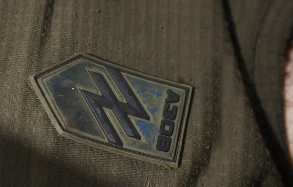 Нашивка на форме погибшего бойца батальона "Азов". Фото © ТАСС / Валентин Спринчак