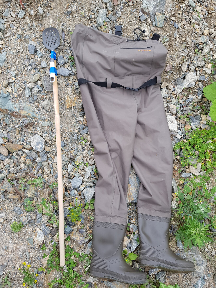 Все что необходимо для сбора. Но если вода теплая можно обойтись без сапог. 