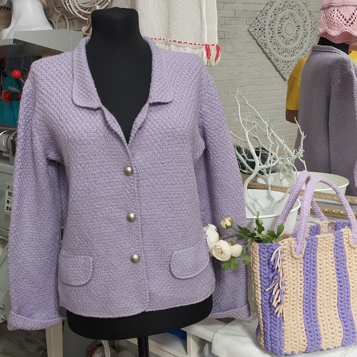 Жакет в стиле Шанель и вязанная сумка из магазина Леди Пряжа. 