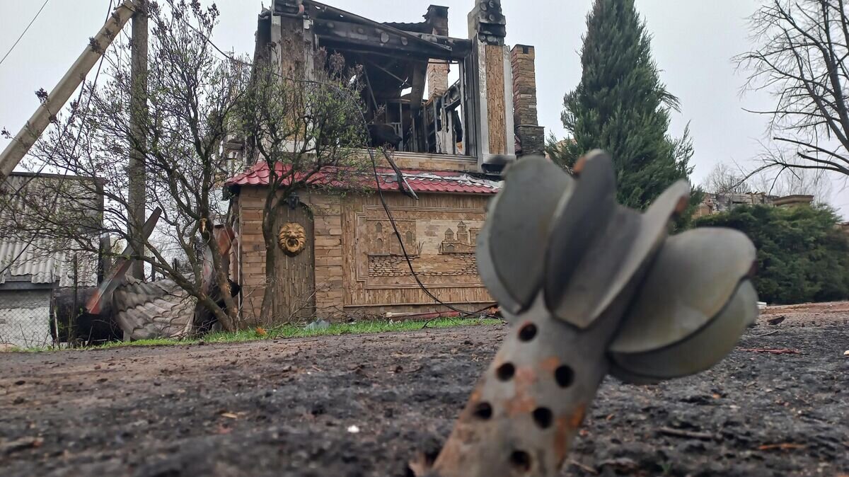    Оставшийся после минометного огня ВСУ корпус снаряда. Село Верхнеторецкое, Донецкая область.© Александр Егорцев