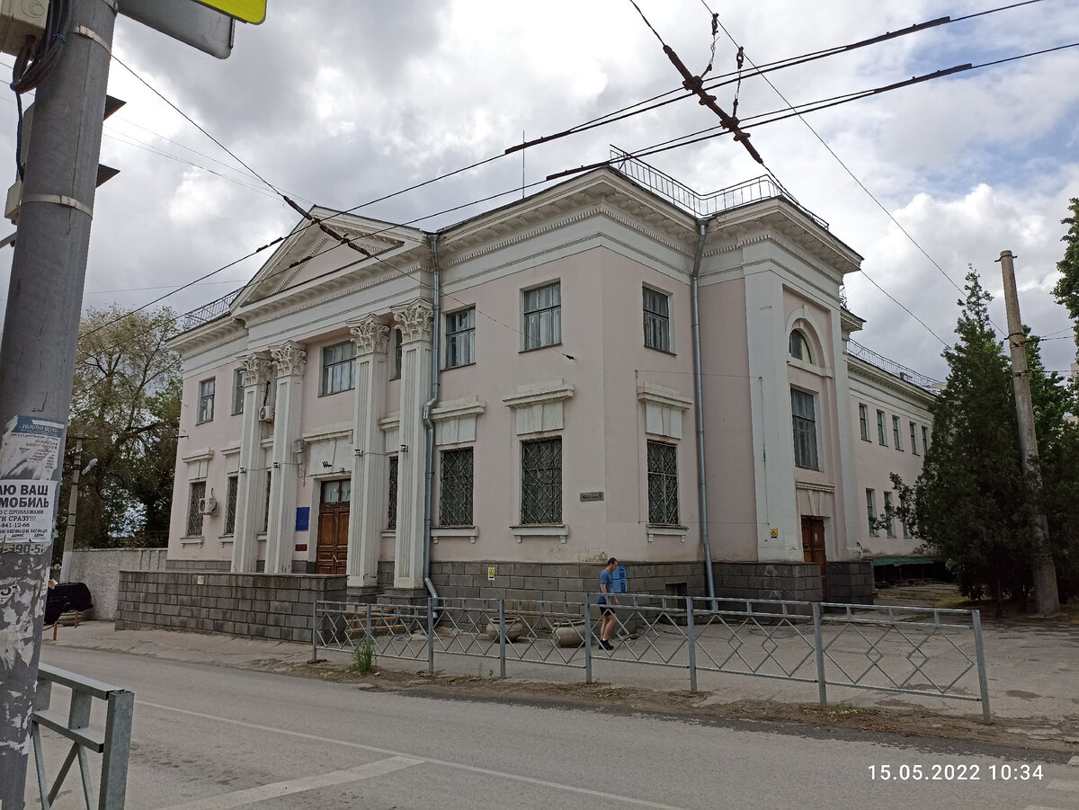 В этом здании находится музей "Бункер Сталинграда".