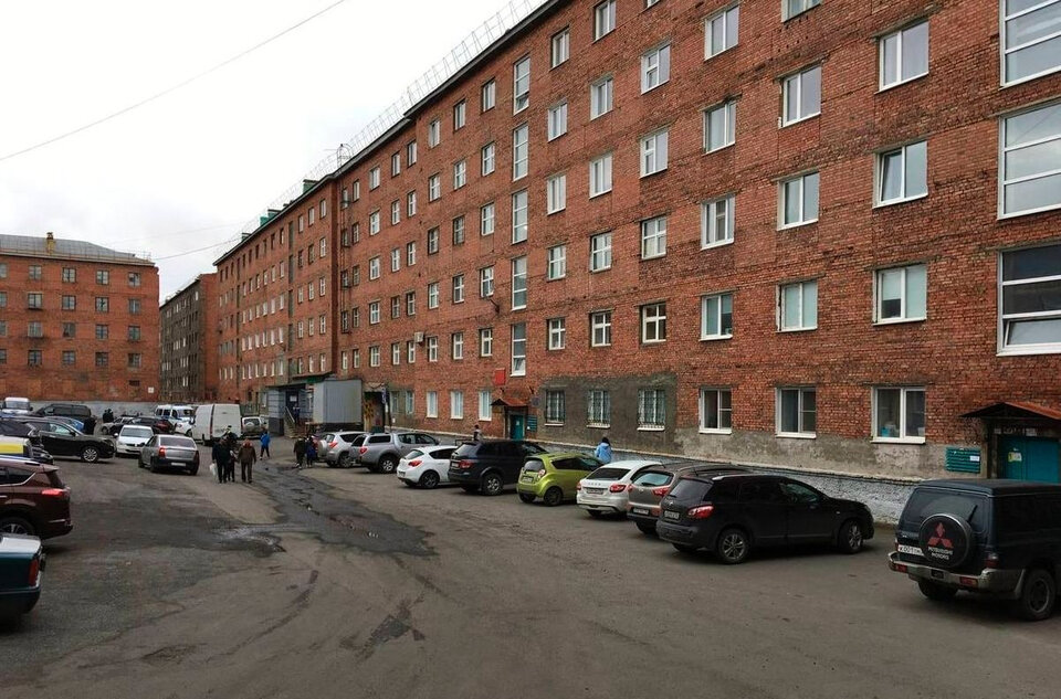     Подозреваемый в нападениях на женщин, который, как полагали жители, был вахтовиком, выпал из окна и погиб