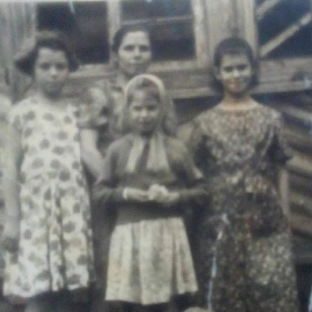 на фото Анна Ильинична с дочерьми и племянницей около своего дома