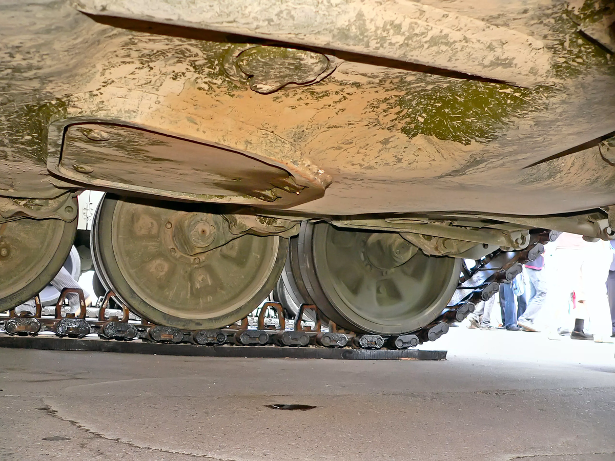 "Абрамсу" на зависть: есть ли в современных российских танках аварийный люк в днище?