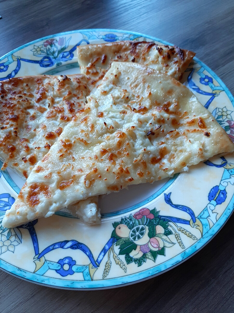 В лепешках много сыра, есть нужно пока горячие.