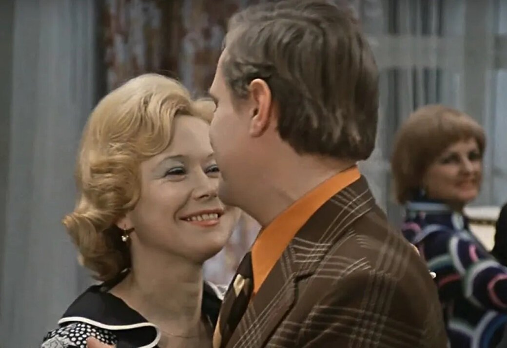Кадр из фильма «Служебный роман» (1978). Скриншот. Обратите внимание на выражение лица той женщины, что танцует чуть дальше. 
