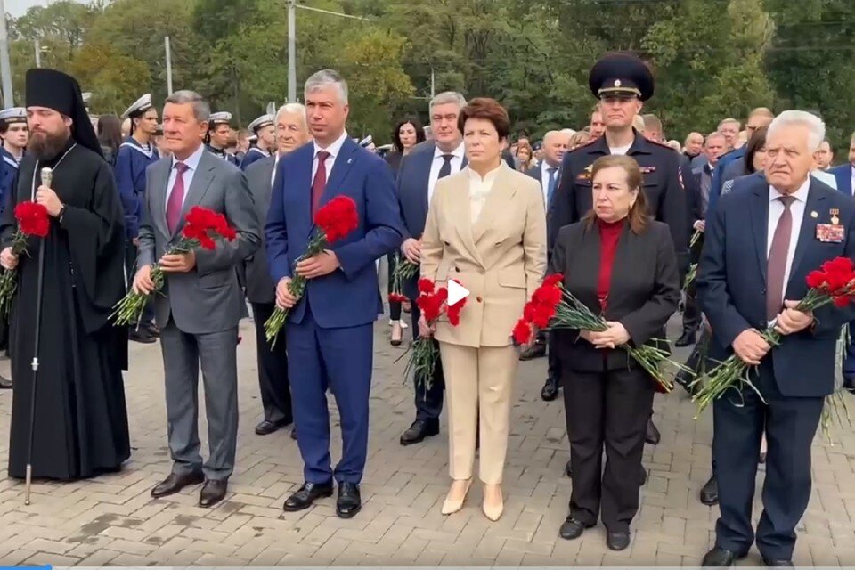     В преддверии Дня города почтили память погибших воинов Великой Отечественной войны. Фото: телеграм-канал Алексея Логвиненко.