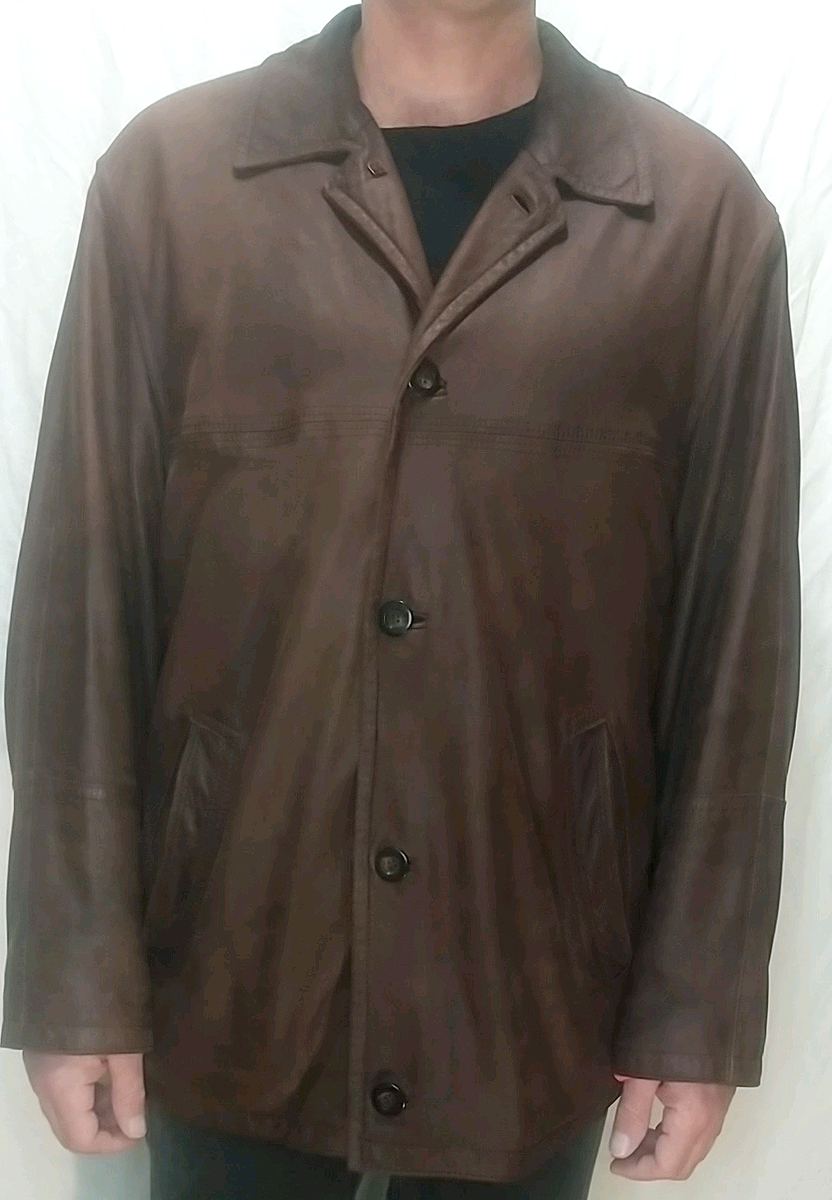 Вот такая куртка. Каюсь, попросила мужа поработать манекеном. А как ещё проверить качество втачивания подкладки без манекена?