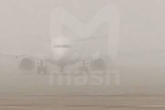    Из-за тумана в Москве массово отменяют и задерживают авиарейсы