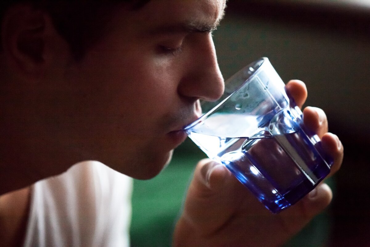 Человек с бутылкой воды. Испытывать жажду. Thirst-quenching. Холодная вода для мужчин