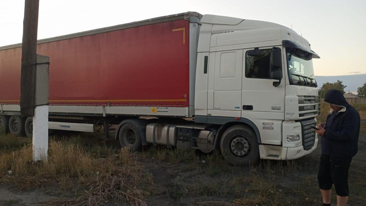    Грузовик стоит на обочине:КГД МФ РК