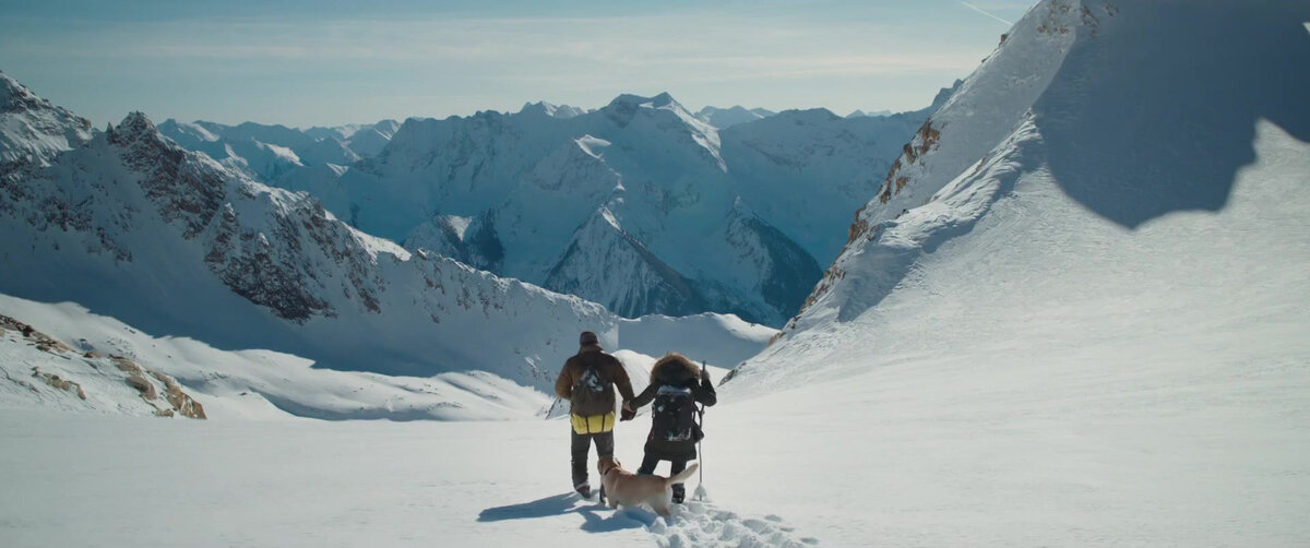 Кадр из фильма "Между нами горы" (The Mountain Between Us, США, 2017)