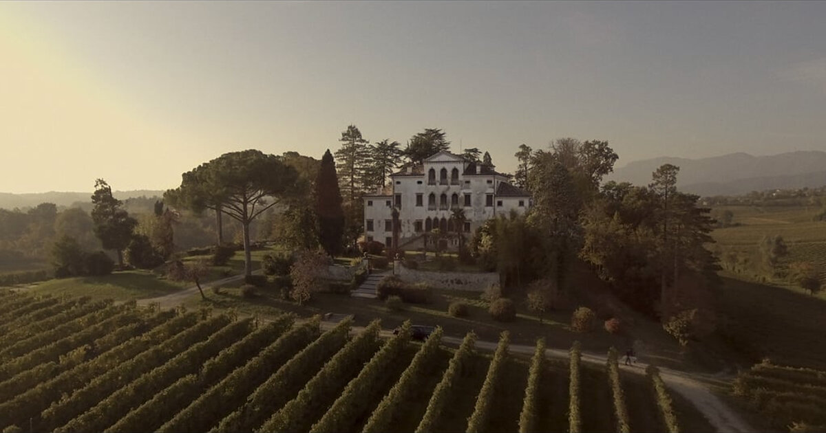 Кадр из фильма, поместье графа Анчилотто