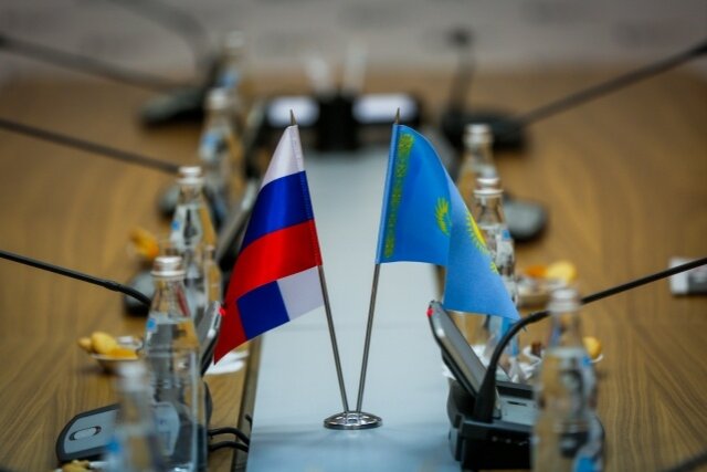    Флаги России и Казахстана Minsvyaz.ru