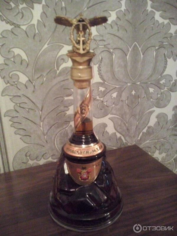 Коньяк Севастополь ХО производства Симферопольского винно-коньячного завода в бутылке в виде памятника Затопленным кораблям. Минимальный срок выдержки коньячных спиртов 8 лет, крепость - 42%. Фото из открытых источников в интернете - Яндекс.картинки