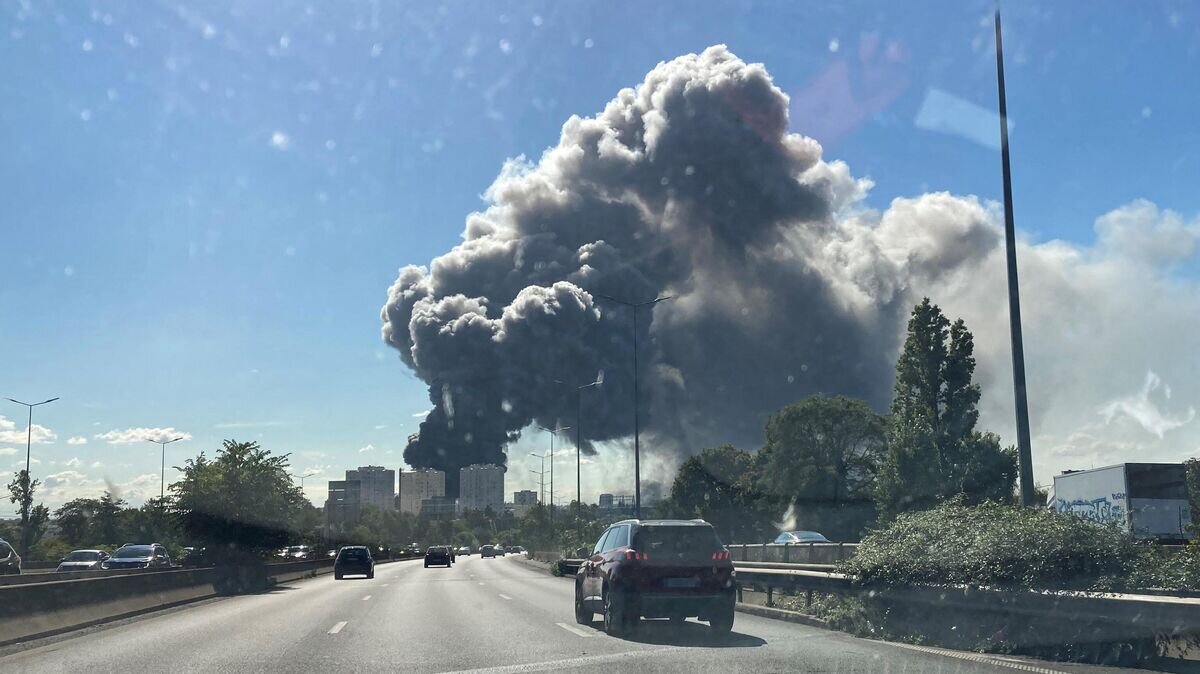    Дым от пожара в районе Рюнжи в пригороде Парижа© AFP 2022 / Aurore Mesenge