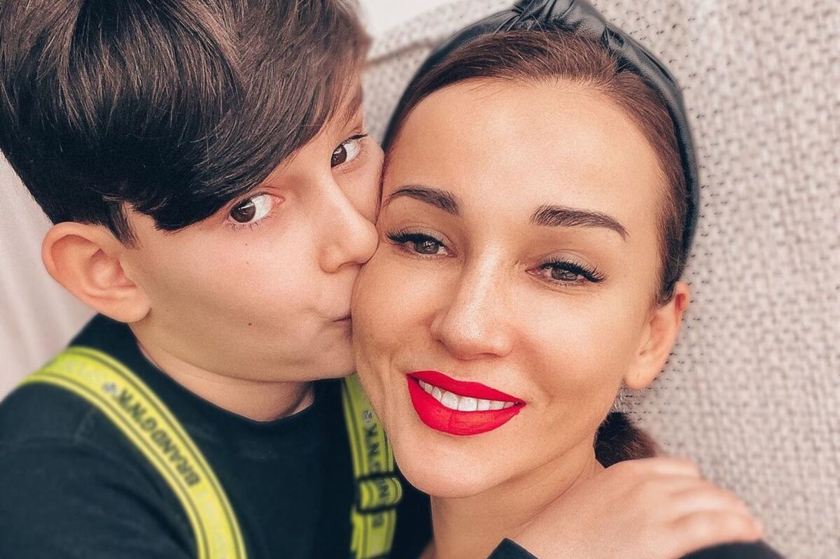     «Перешли границу только с велосипедом»: бывший муж Анфисы Чеховой с трудом вывез их сына из Грузии