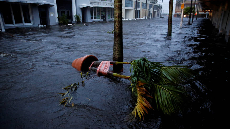 Фото: Marco Bello / Reuters📷Затопленная улица в Форт-Майерс