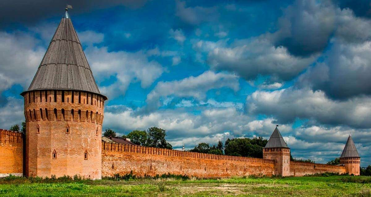 Смоленская крепость, взято с сайта https://yamoscow.ru