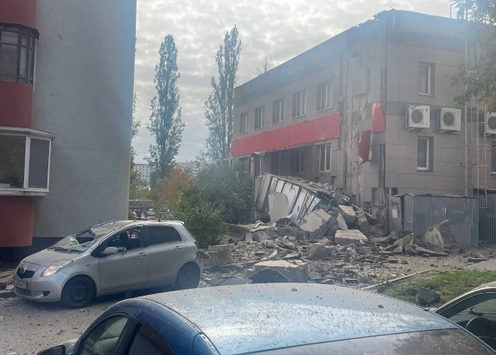     Разрушена часть здания и обломки упали на припаркованные автомобили Фото: соцсети