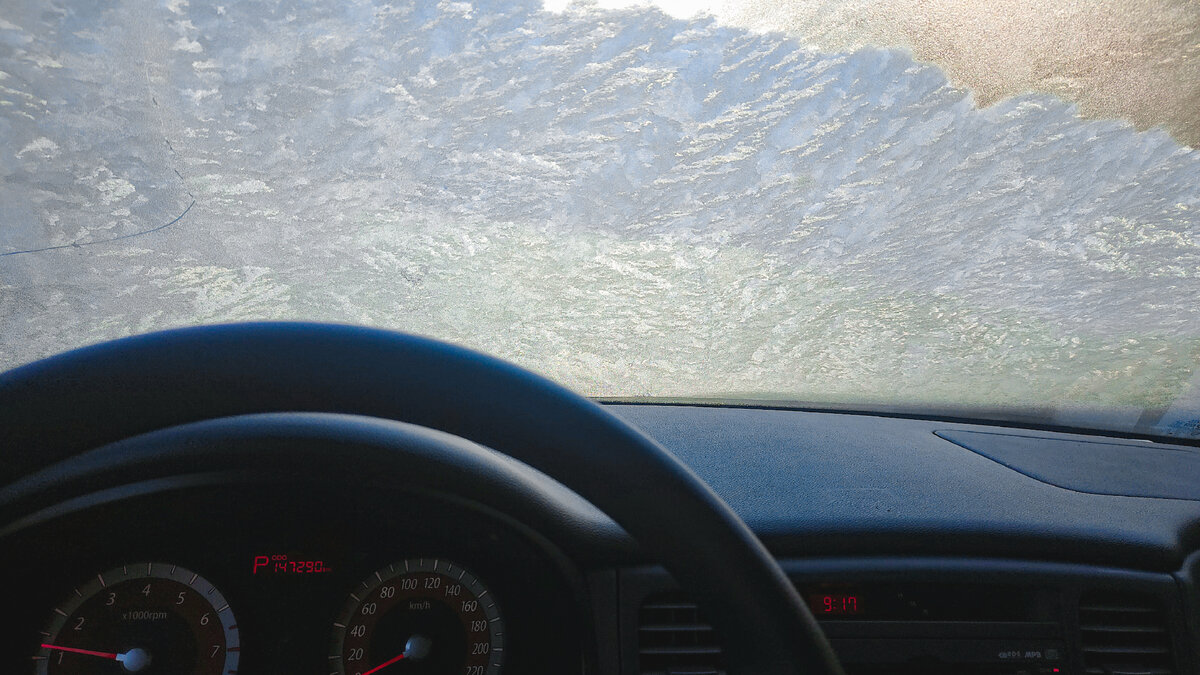 Замерзшее стекло. Как эффективно использовать обогреватели в машине? Лайфхаки и советы для новичков