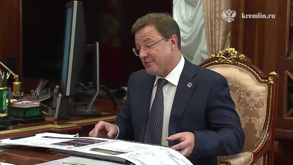 Путин провёл рабочую встречу с губернатором Самарской области. Видео © Telegram / "Кремль. Новости"