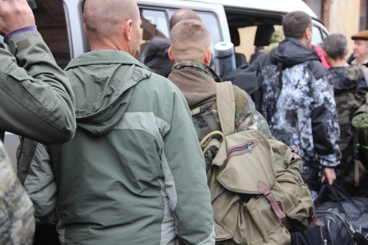  📷    В Бузулуке проводили очередную группу мобилизованных мужчин на боевую подготовку Андрей Севостьянов