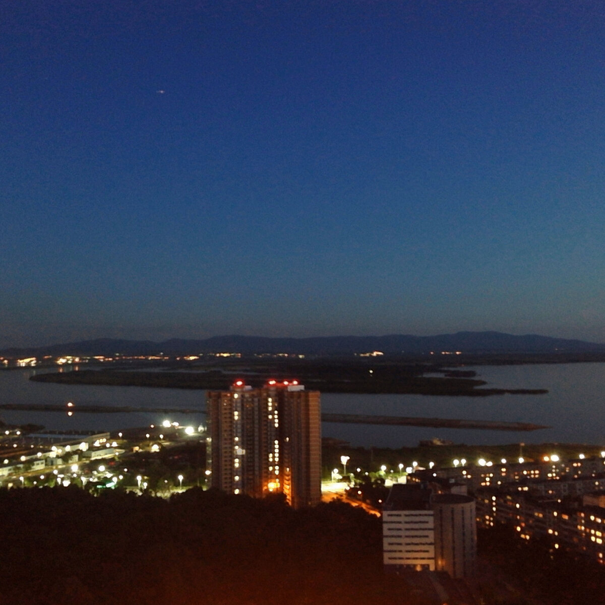 А вот здесь уже виден Китай - он на другой стороне берега реки Амур