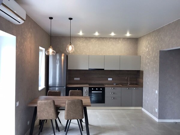 Рабочую зону кухни освещают встроенные потолочные светильники