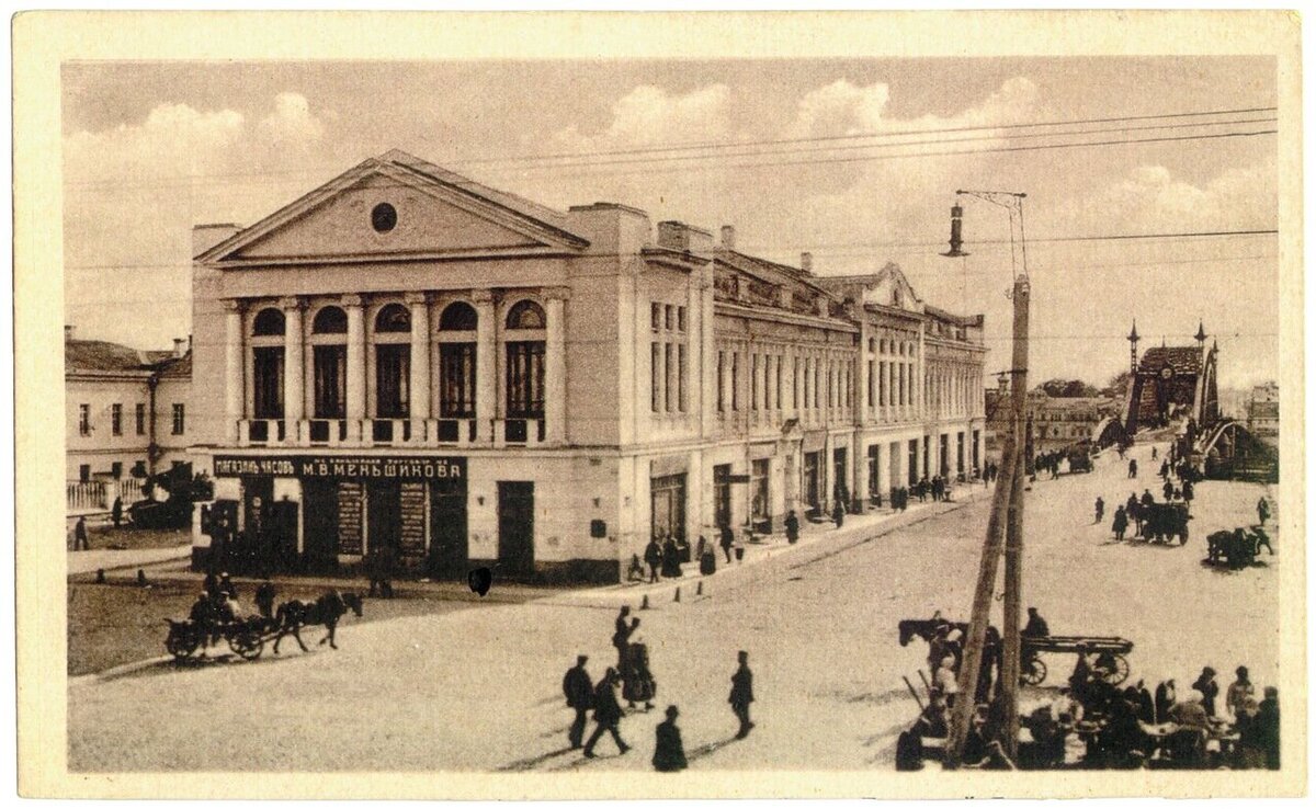 Городская Псковская Дума - здания, которое было построено под руководством городского архитектора Эдуарда Александровича Гермейера для псковской Думы много позже – в 1915 году и имело адрес Торговая площадь.2.