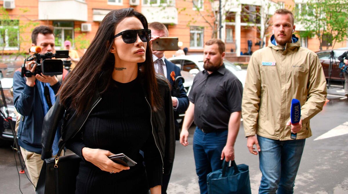 Мамаева также подтверждает, что на видео, гуляющих по Сети, действительно фигурирует она, но вот переписки полностью искажены.«Вокруг меня всегда какие-то скандалы, вот такой я человек. Этим самым вы подталкиваете меня активнее заниматься этим делом. Теперь я точно понимаю, что на воре и шапка горит», — добавляет она.Отметим, что неделю назад она обратилась в прокуратуру с целью привлечь к ответственности пластического хирурга Вардана Хачатряна.После того как Мамаева взяла интервью у хирурга, к ней обратились несколько девушек, которые утверждают, что Хачатрян сексуально домогался их прямо во время операций. Некоторые жертвы заявили, что медик приставал к ним, пока они не отошли от наркоза. «Он прижал меня к стенке, зажал горло рукой, а другой залез в трусы. Я очнуться не успела, как он стянул штаны с меня», — рассказала одна из девушек.Сам Хачатрян отрицает все обвинения. Мамаева сообщила, что сама не столкнулась с домогательствами пластического хирурга, однако готова помочь жертвам.В это же время в Telegram-канале юриста Екатерины Гордон появилась запись в поддержку Хачатряна. «Блогер Алана Мамаева в своих соцсетях обвиняет хирурга в изнасиловании своих клиенток в стенах больницы. Истории жертв кажутся невероятными и взятыми из книг фантастического жанра. Но мы решили разобраться в этой странной истории. Ни нам, ни Вардану неизвестно о возбужденных уголовных делах в отношении врача. Воспоминания жертв носят художественный вымысел эротического содержания.Если мы не получим подтверждающие доказательства, будем защищать хирурга Хачатряна Вардана в правовом поле, а не распространять сплетни», — написала Гордон.