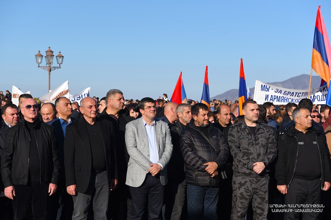 В Степанакерте прошёл многотысячный митинг в поддержку заявления Национального собрания Арцаха. Фоторепортаж