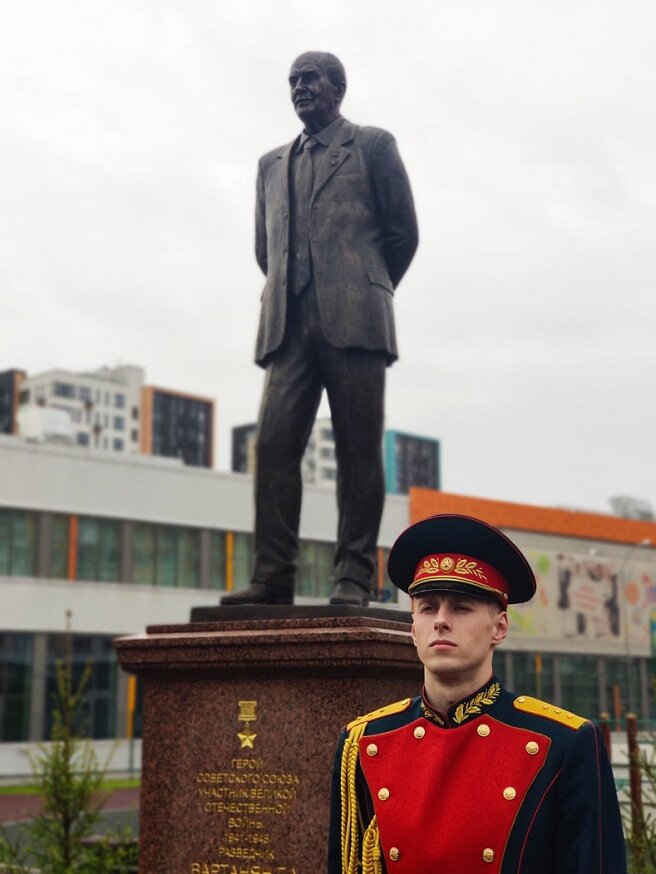 31 мая 2022 года в Новой Москве на территории одной из школ открыли памятник легендарному советскому разведчику армянского происхождения, Герою Советского Союза Геворку Вартаняну.