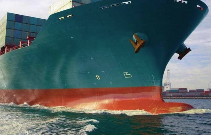 Корабль, окрашенный в красный цвет внизу