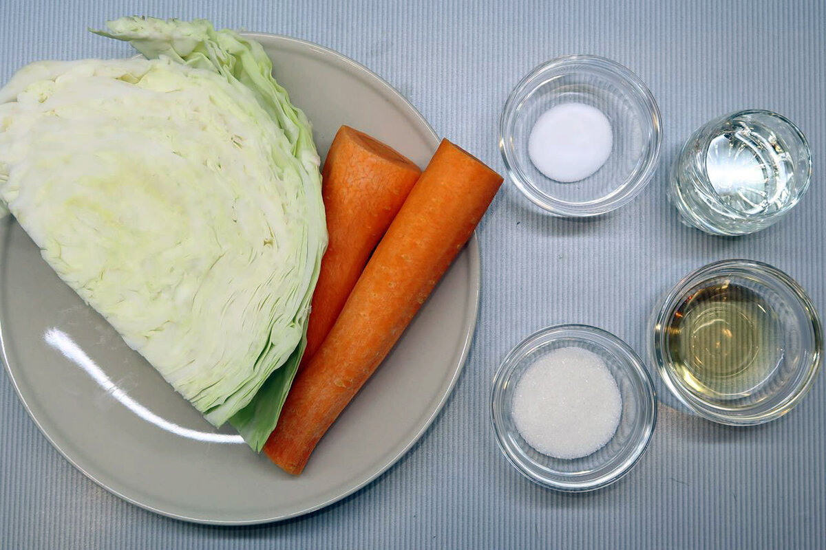Рецепт первый: салат витаминный из капусты и моркови.