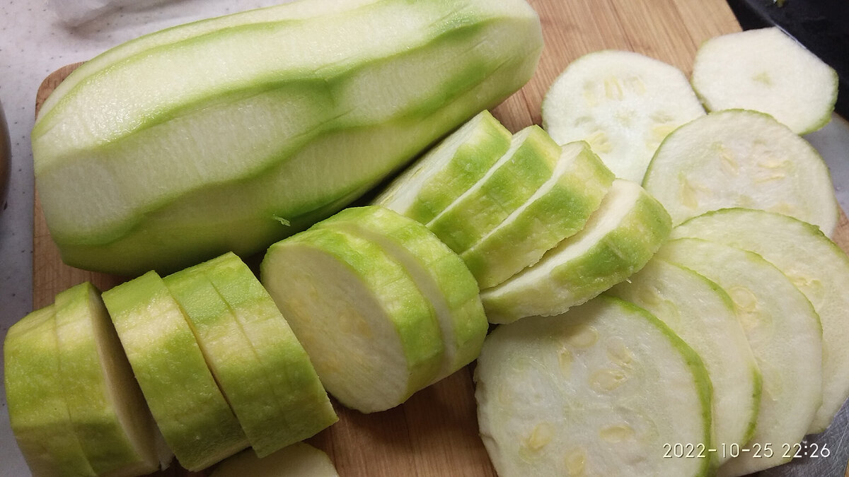 Кабачки почистила и нарезала на кружочки