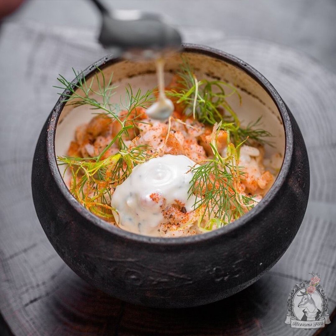 Перловая каша в топленом молоке с курицей, сырным соусом и зеленью