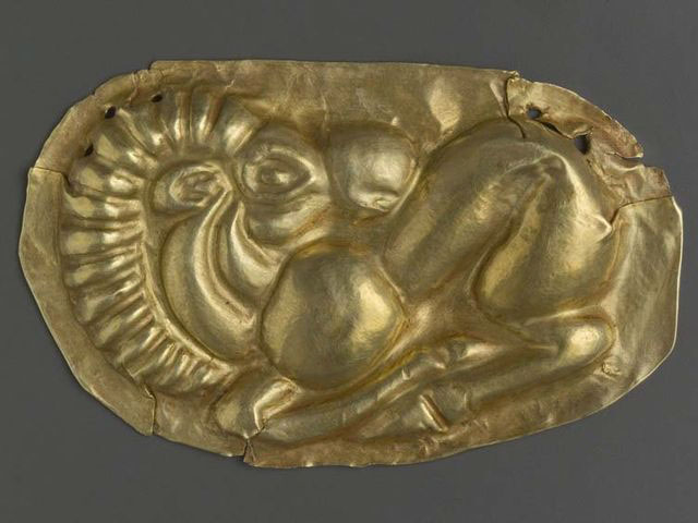 Золотая височная подвеска – выдающееся произведение болгарского ювелирного ремесла - поступила в музей от жителей с. Подгоры в 1975 