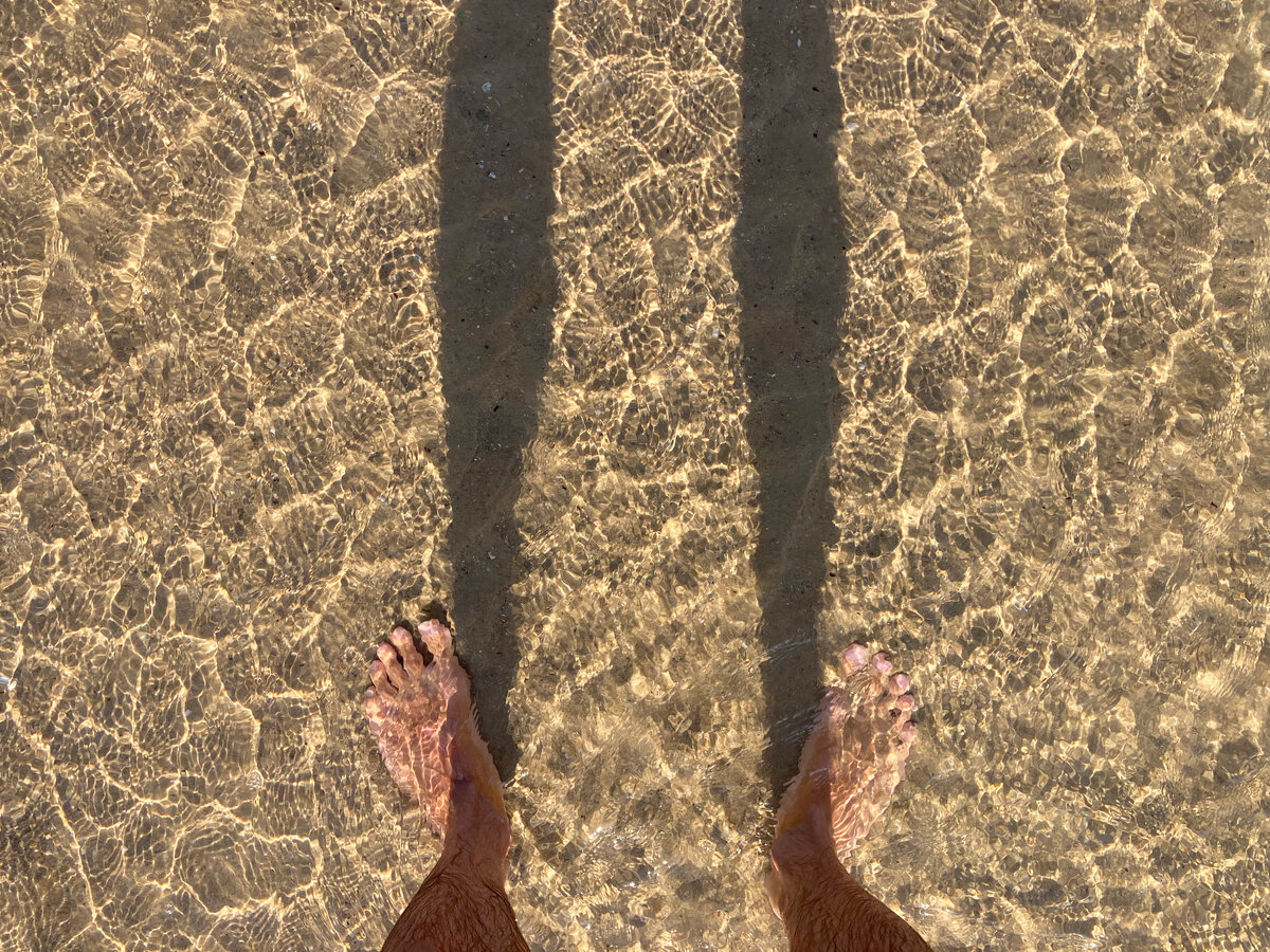 Несмотря на песочные пляжи, вода остается прозрачной, даже когда штормит.