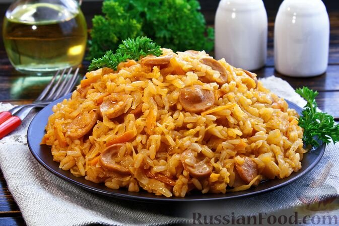 капуста белокочанная, рис, сосиски, морковь, лук репчатый, томат-паста, лавровый лист, паприка молотая, соль, перец чёрный молотый, масло растительное